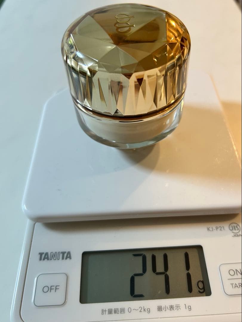 あほい　クレ・ド・ポー・ボーテ　ル・フォンドゥタン n ベージュオークル