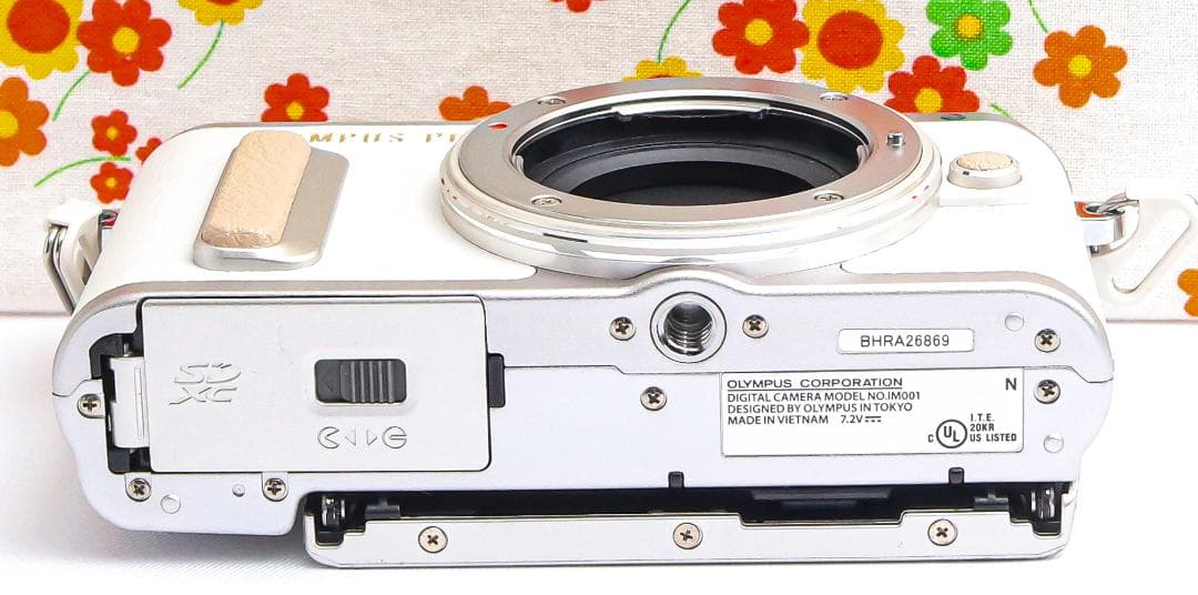 オリンパス E-PL8 ☆Wi-Fi＆自撮り可☆ミラーレス一眼☆ホワイトカラー