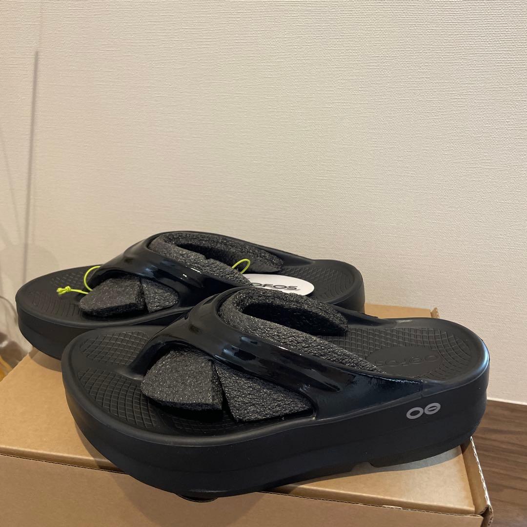 beauty&youth OOFOS サンダル　ブラック　23センチ