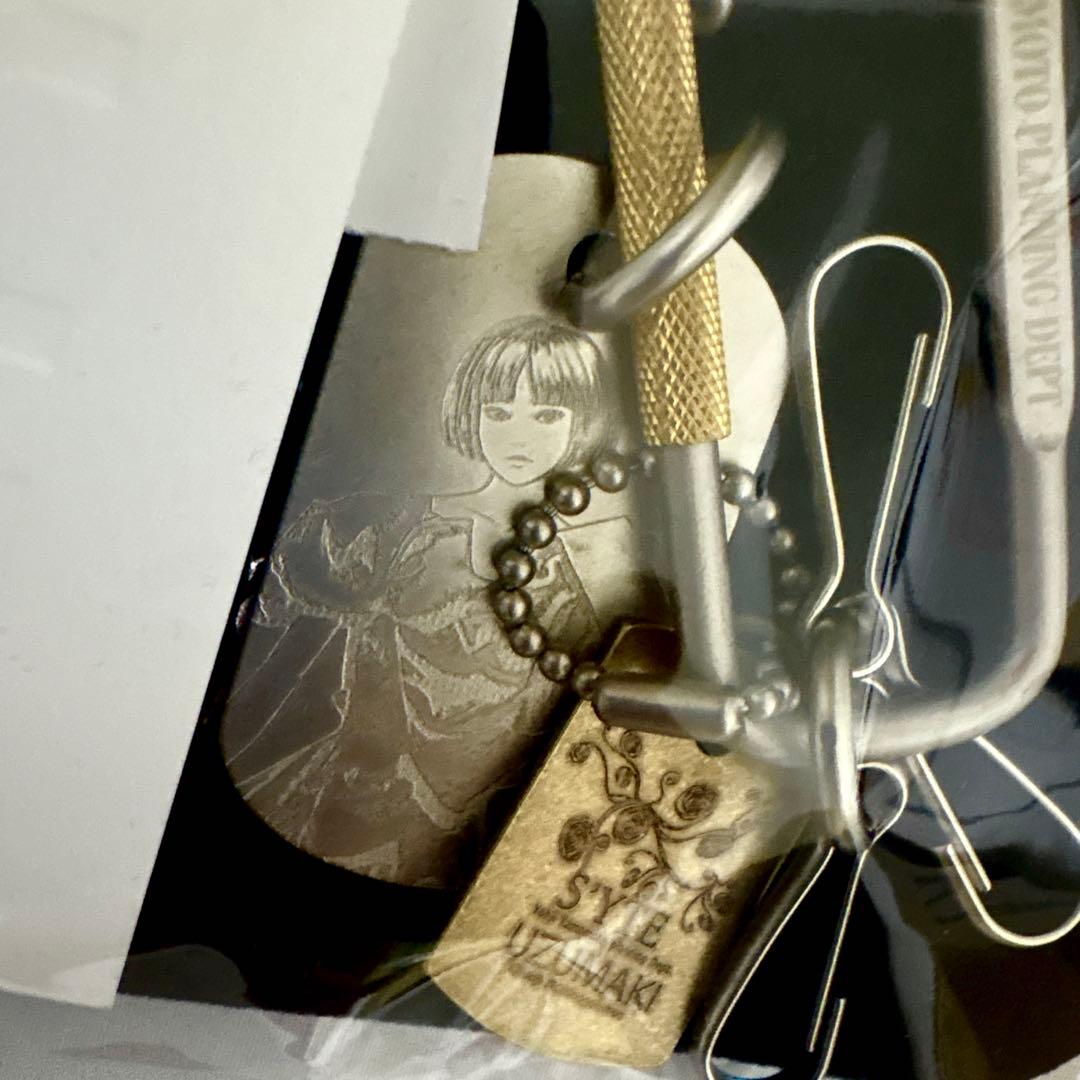 S'YTE×伊藤潤二 25aw 黒谷あざみドッグタグカラビナ / うずまき