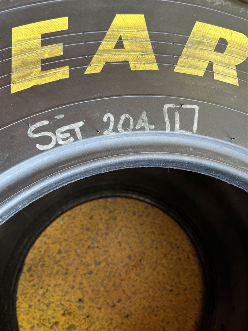 F1タイヤ Goodyear Eagle ガラスステーブル 送料無料