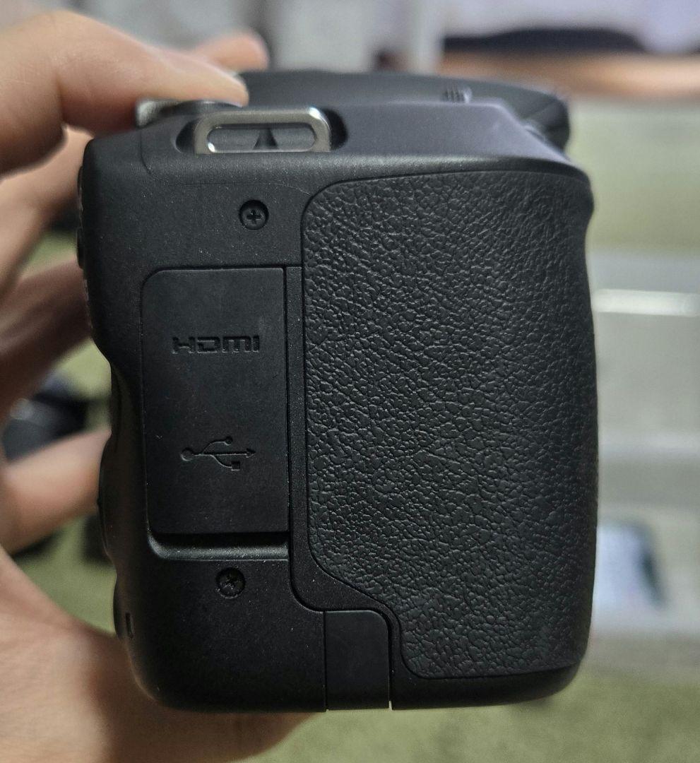 【中古】Canon EOS Kiss X9 デジタル一眼レフ　ダブルズームキット