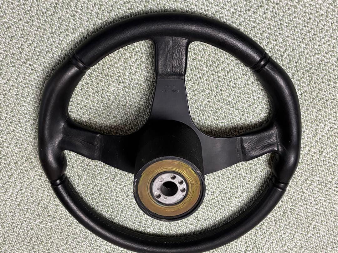 momo ステアリング・ハンドル本体 黒