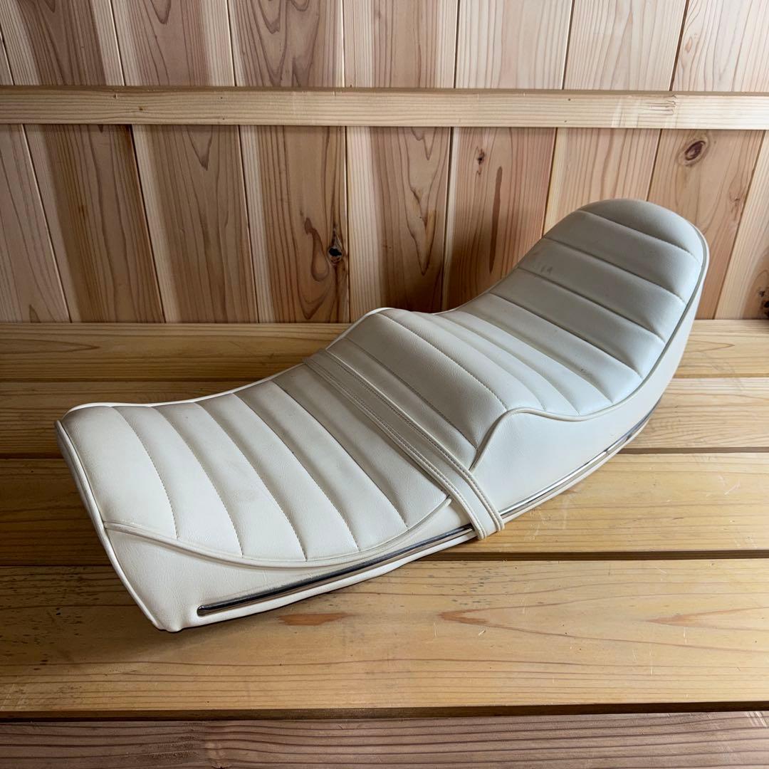 【希少当時物】 川口シート　gt380 サムアップ　鉄ベース　純正モール　①