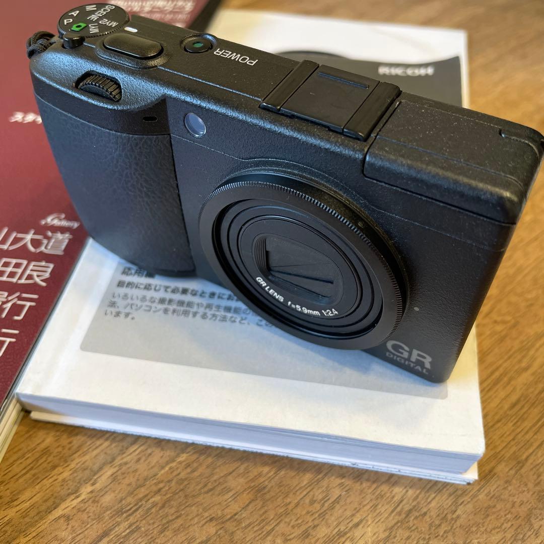 RICOH GR DIGITAL II コンパクトデジタルカメラと本のセット