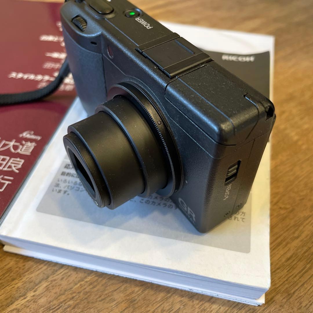 RICOH GR DIGITAL II コンパクトデジタルカメラと本のセット