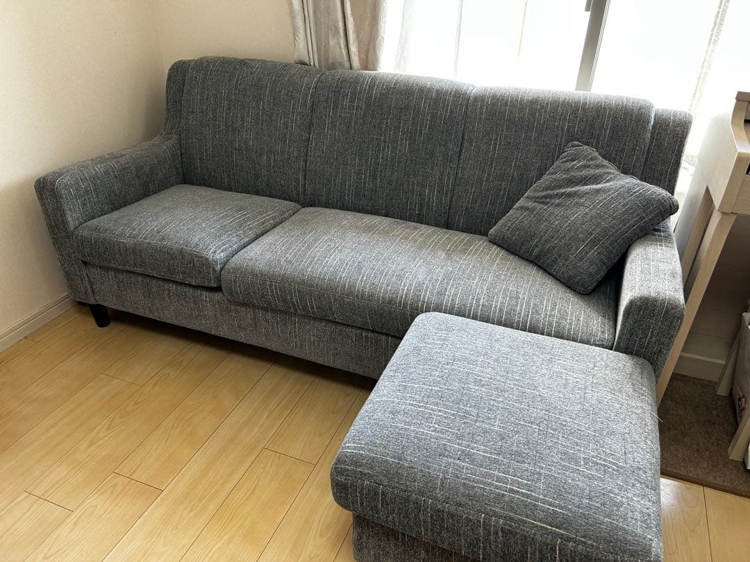 グレーのL字型ファブリックソファ