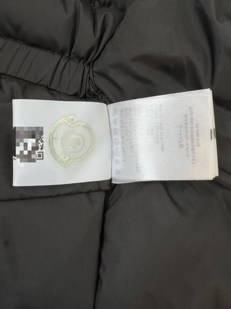 黒いフード付きダウンジャケット~~