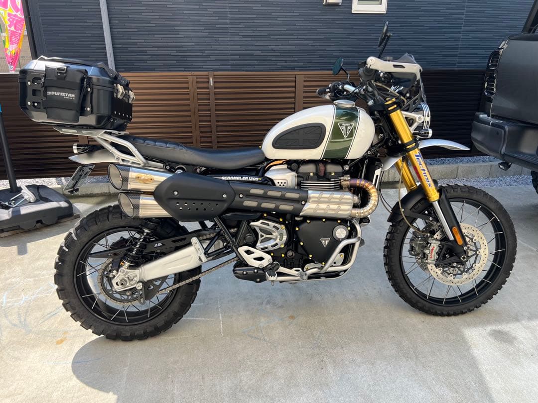 TRIUMPH スクランブラー1200XE 純正シートローシート加工品