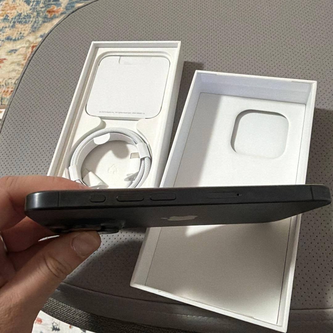 【美品】iPhone 15 Pro 256GBブラックチタニウム SIMフリー