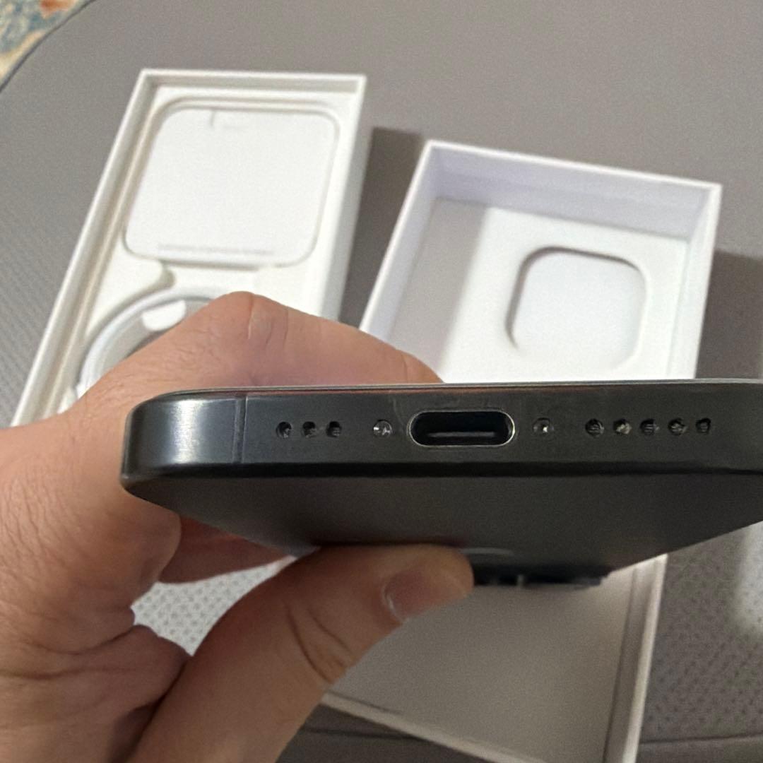 【美品】iPhone 15 Pro 256GBブラックチタニウム SIMフリー