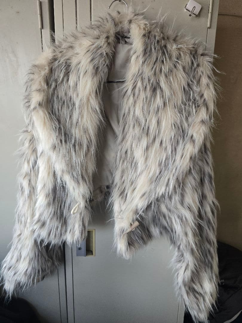 ホワイトファーショートジャケットXL2026 豪華目立ちます。短丈。