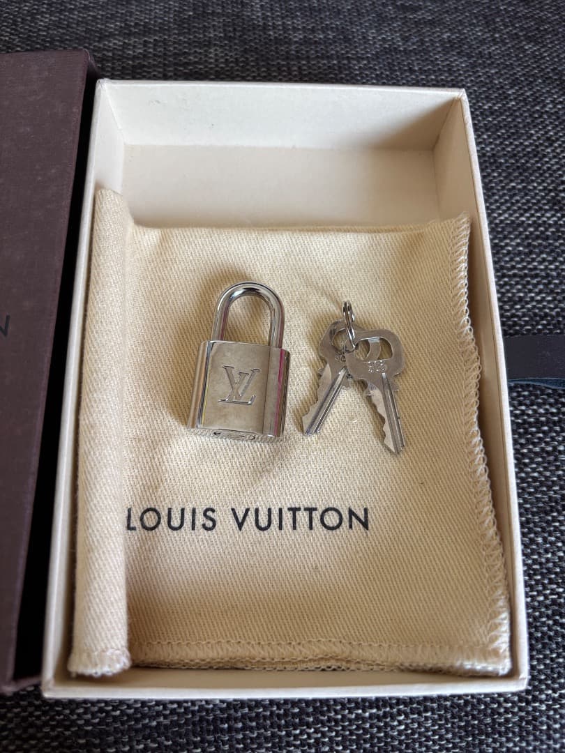 Louis Vuitton パドロック　南京錠　シルバー　箱付　未使用　美品