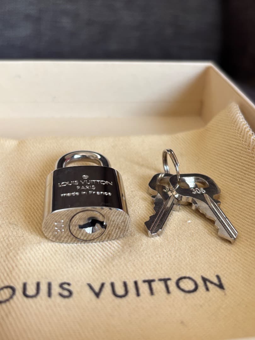 Louis Vuitton パドロック　南京錠　シルバー　箱付　未使用　美品