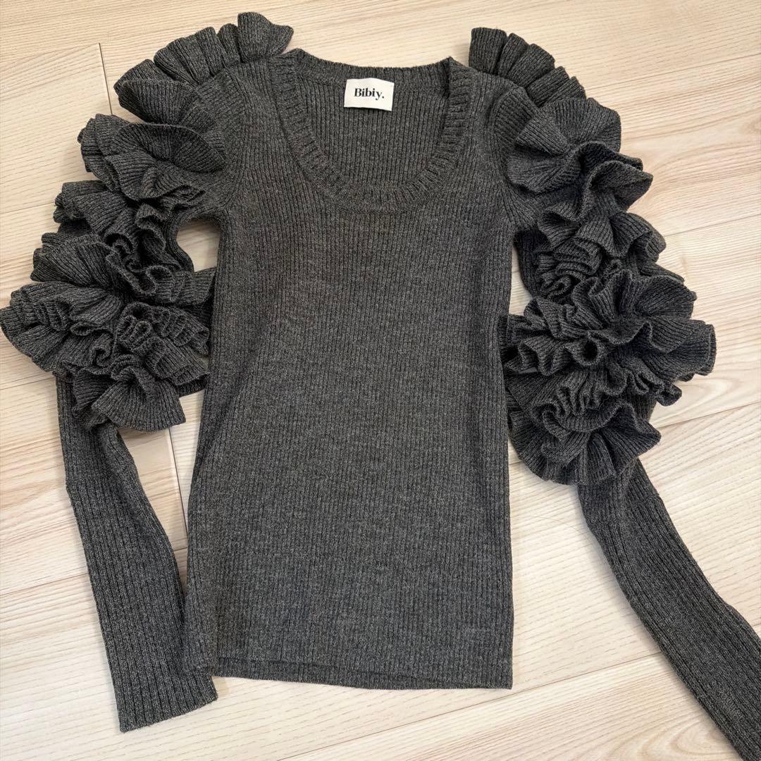 Bibiy. フリル付きグレー長袖ニット