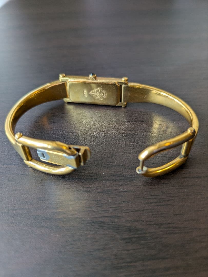 GUCCI レディース腕時計 バングルタイプ ゴールド ブラック文字盤