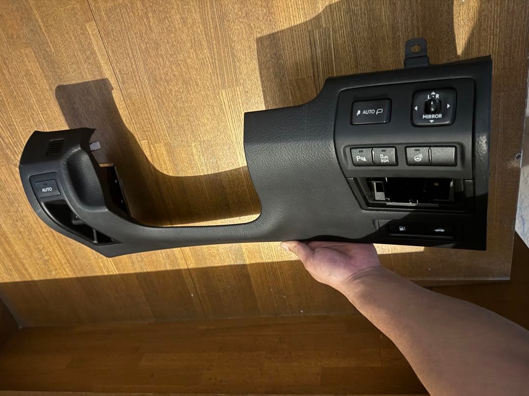 LS460 後期　ステアリング下内装パネル