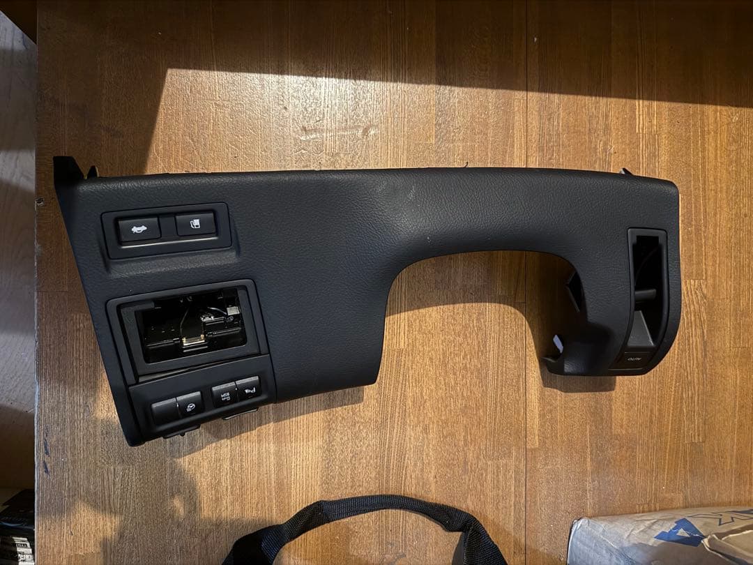 LS460 後期　ステアリング下内装パネル