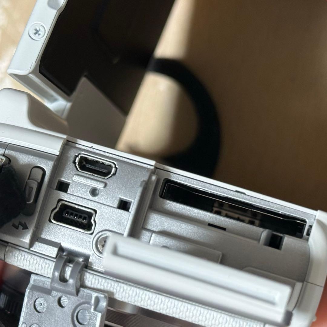 キャノン Canon EOS M100 ホワイト 本体 ミラーレス一眼